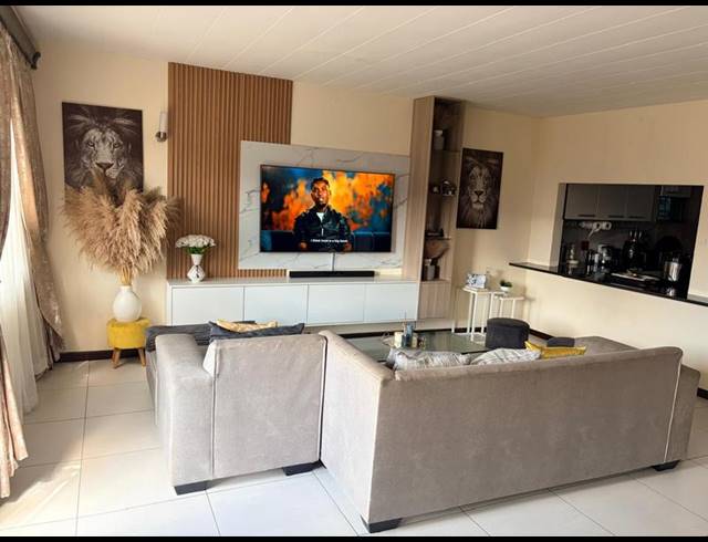 3 BEDROOM TOWNHOUSE FOR SALE IN SILVERTON